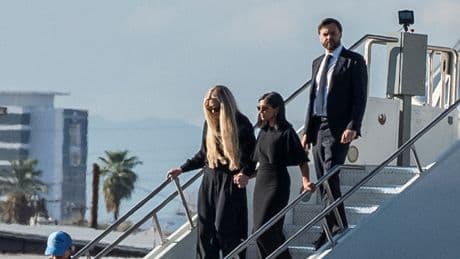 Les images de JD Vance escortant le cercueil de Charlie Kirk, l’influenceur conservateur assassiné