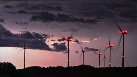 Windräder in Brandenburg: Warum sie nachts bald seltener blinken