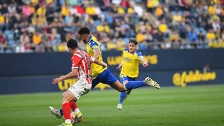 El Cádiz se recupera en casa a costa del Sporting