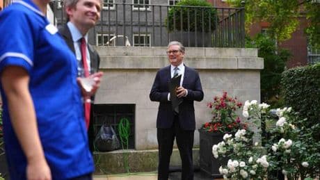 Au Royaume-Uni, un an après son arrivée à Downing Street, Keir Starmer est affaibli et défié par ses propres députés