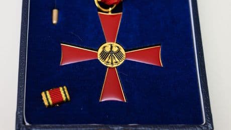 YouTuber: Mal eben ein Bundesverdienstkreuz gekauft