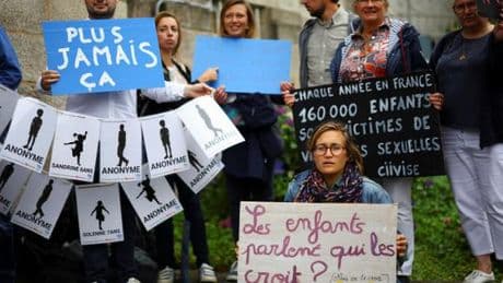Procès Le Scouarnec : l’ex-chirurgien condamné à vingt ans de réclusion criminelle pour violences sexuelles sur 299 victimes