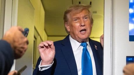 Trump sieht Irans Luftraum unter „voller Kontrolle“ – Israels Verteidigungsminister droht Chamenei
