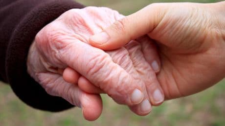 Ni la dieta ni el ejercicio: la biología explica por qué envejecemos de golpe a los 44 y a los 60 años en España