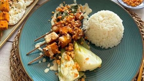 Saté-Spieße vom Tofuhähnchen mit Kokos-Erdnuss-Soße – für 1,50 Euro pro Portion