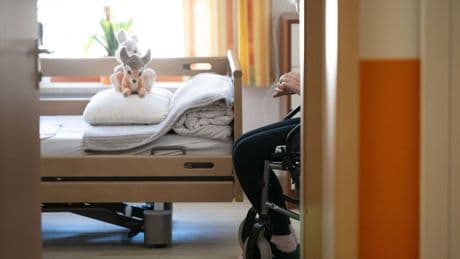 Gesundheitskosten: Pflege im Heim noch teurer - Druck für Entlastung