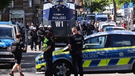 1. Mai: Polizei: Zusammenstöße mit Aktivisten bei Demonstration