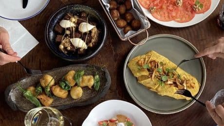 Cenar tarde puede estar saboteando tu metabolismo: "No solo importa qué y cuánto comes, sino cuándo"