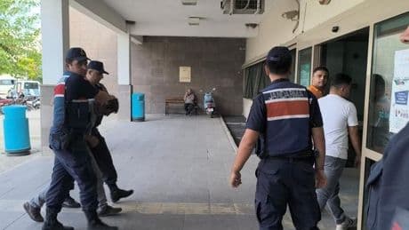 Telefonda tartıştığı kişiyi sokak ortasında tüfekle vurarak öldürdü
