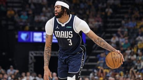Mavericks star Anthony Davis gets surgery for detached retina