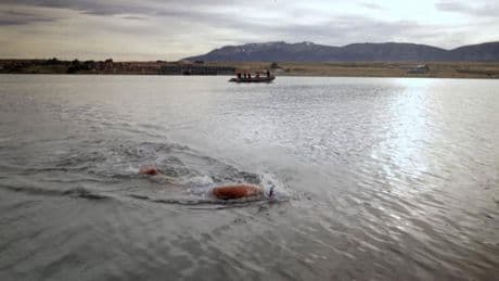 Una nadadora rompe el récord mundial de nado más largo en aguas heladas sin neopreno