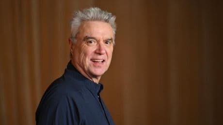 David Byrne de retour, plus déjanté encore, sur “Who Is the Sky?”