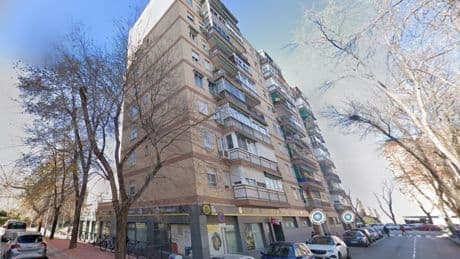 Un anciano de 85 años sobrevive milagrosamente tras caer desde un noveno piso en Madrid