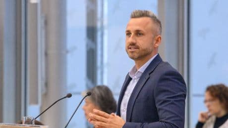 „Stolzpass“, #deutschdenken – AfD-Slogan erinnert Kulturstiftungen an Hitler-Rede von 1938
