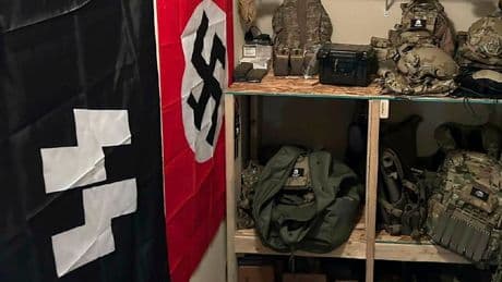Raubserie auf Militärbasis - FBI entdeckt Nazi-Flaggen und Waffen bei Veteranen