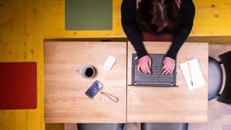 Job: Viele Menschen arbeiten krank im Homeoffice