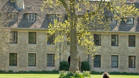 Un libro revela un ritual de los académicos de Oxford: beber de un cáliz hecho de huesos humanos