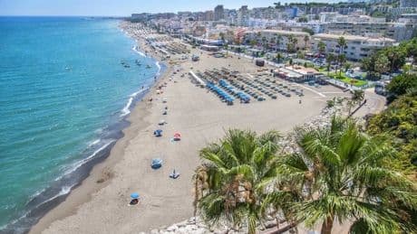 El pueblo con playa de Málaga donde se venden casas de 80 metros por menos de 215.000 euros