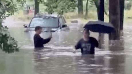 Unwetter in Polen: Überschwemmungen setzen Autos unter Wasser