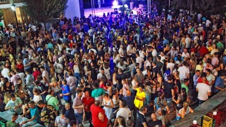 Miles de personas celebran la Nochevieja de agosto de Bérchules