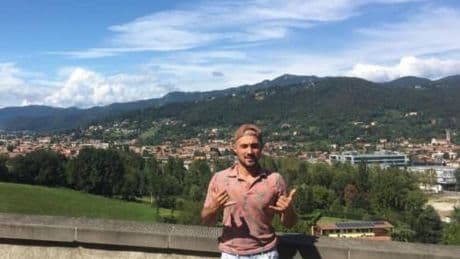 Fuga e suicidio in pista. Risucchiato dall'aereo