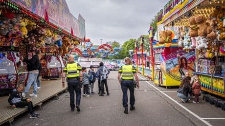 De asieljongeren die niet naar de Efteling gingen zijn ook niet op de kermis. ‘Verbazingwekkend dat het hier in het dorp zo snel fout loopt’