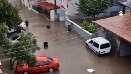 Denizli’de sağanak ve fırtına hayatı felç etti! Otobüsün üzerine ağaç devrildi