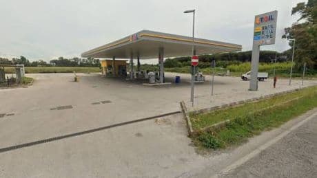 Rapina al distributore, benzinaio ucciso a coltellate. Caccia a due banditi