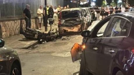 In tre su uno scooter contro un'auto: gravi due giovani nel Napoletano