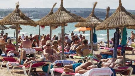 España supera con creces los 21,8 millones de afiliados y el paro baja en casi 50.000 personas