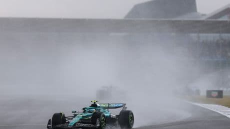 El lamento de Fernando Alonso tras perder "25 segundos" en tres vueltas: "En el otro lado del garaje siempre aciertan"