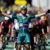 “Leuk om eens resultaat te rijden”: Wout van Aert spurt naar plek twee, ritzege is voor Jonathan Milan