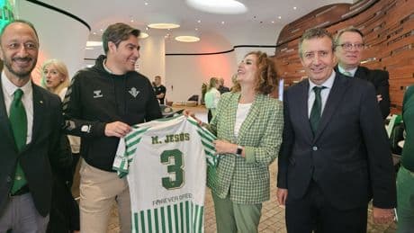 El gafe de María Jesús Montero en la final enfada a los béticos: &quot;Todo lo que tocan lo joden&quot;