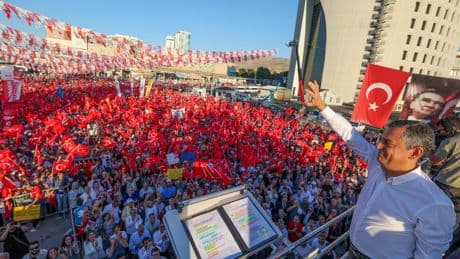 Kürsüden mahşeri kalabalığa seslendi: Erdoğan'a 'Türk-Kürt-Arap' ittifakı yanıtı