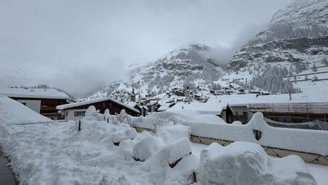 Schnee-Chaos Mitte April - Alpen-Ort von der Außenwelt abgeschnittenn