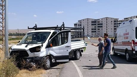 Sivas'ta kamyonetle otomobilin çarpıştığı kazada 6 kişi yaralandı