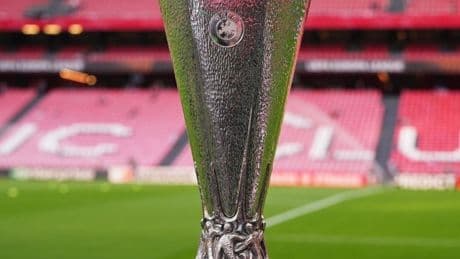 El trofeo que quiere levantar el Athletic preside el partido