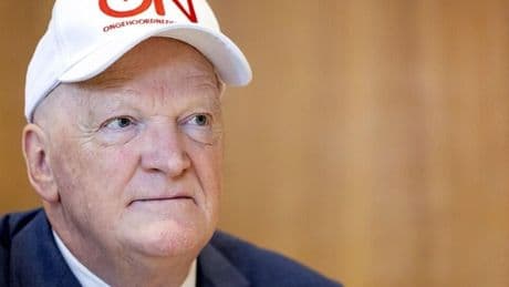 Arnold Karskens in hoger beroep om ontslag bij Ongehoord Nederland: ’Enige die omroep kan redden’