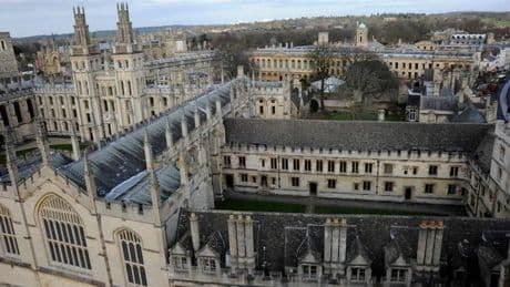 Oxford'da insan kafatasından yapılmış kapta içecek servis edilmiş