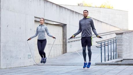 Seilspringen: Warum das Workout für drinnen und draußen effizienter ist als Joggen