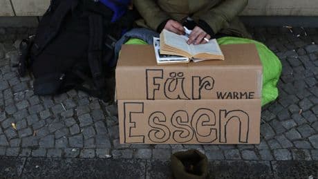 Berlin: Sollte man Bettlern und Obdachlosen Geld geben?