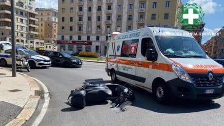 Donna investita da uno scooter in viale Brigate Partigiane, trasportata all’ospedale San Martino