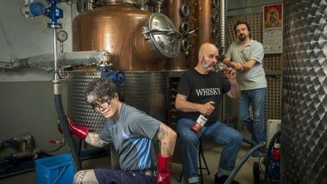 Los tres amigos que destilan euskalwhisky, herencia de un soldado italiano