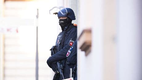 Verdacht auf bewaffnete Rechtsradikale – Terror-Ermittler durchsuchen Wohnungen