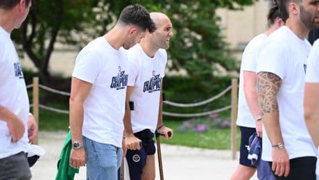 Champions Cup : touché à la cuisse, Maxime Lucu en fauteuil roulant à la parade de l’UBB (en vidéo)