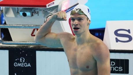 Léon Marchand bat le record du monde du 200 m 4 nages lors des demi-finales des Mondiaux de natation
