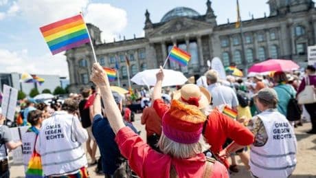 Omas gegen rechts demonstrieren für CSD-Fahne vor dem Bundestag