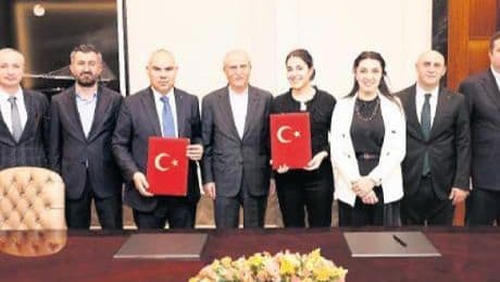 Doğubayazıt’a okul ve otel yapıyor