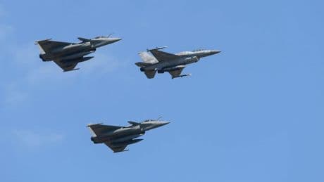 Ukraine-Krieg: Polens Luftwaffe schießt Drohnen ab – Wohnhaus getroffen
