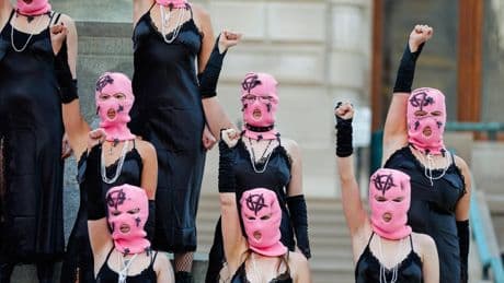 Un tribunal ruso condena en ausencia a entre 8 y 13 años de cárcel a cinco miembros del colectivo Pussy Riot